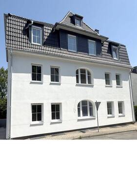 Bild 1 - Energetisch saniertes Mehrfamilienhaus, moderne Ausstattung, große Garage, Photovoltaik