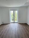 Wohnzimmer zum Balkon - 1 Zimmer Mehrfamilienhaus, Wohnhaus in Schalksmühle