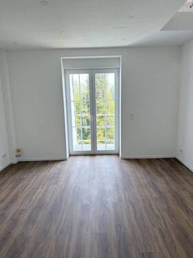 Wohnzimmer zum Balkon - 1 Zimmer Mehrfamilienhaus, Wohnhaus in Schalksmühle