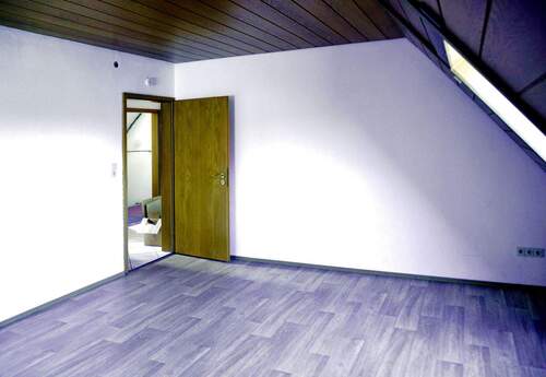 Wohnzimmer zur Tür - 3 Zimmer Etagenwohnung zur Miete in Ansbach