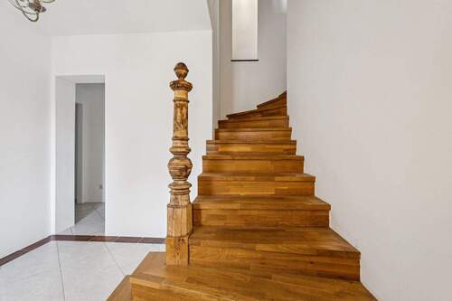 Treppenaufgang zum Gäste-WC und zum Dachgeschoss - 3 Zimmer Etagenwohnung in Velten