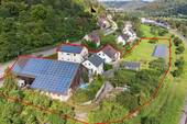 Vogelperspektive - Einzigartiges Anwesen mit 2 Einfamilienhäusern, 1 Zweifamilienhaus und einer Scheune.