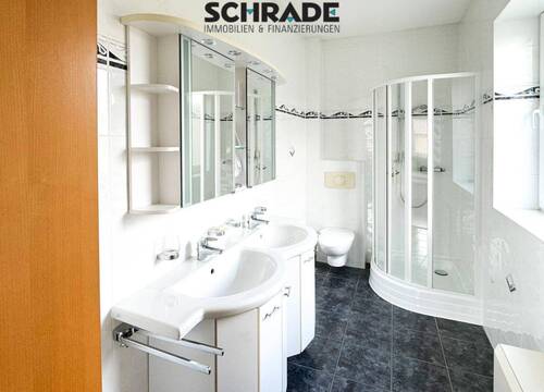 ...mit 2 hellen Duschbädern - 