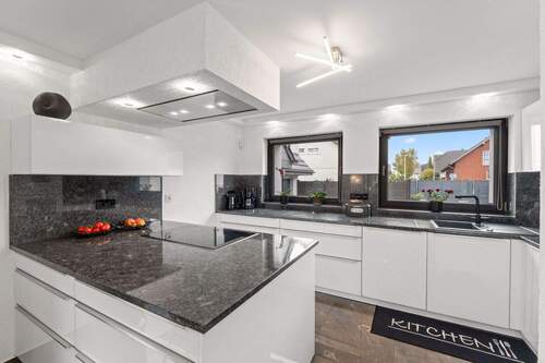 22. Ansicht hochwertige Einbauküche EG - 