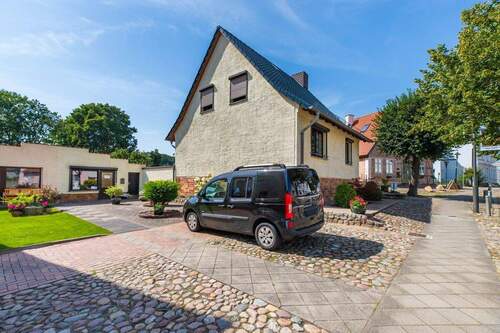 Hausansicht und Parkplatz - 