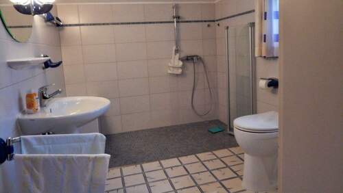 Bad OG m. bodengleicher Dusche - 