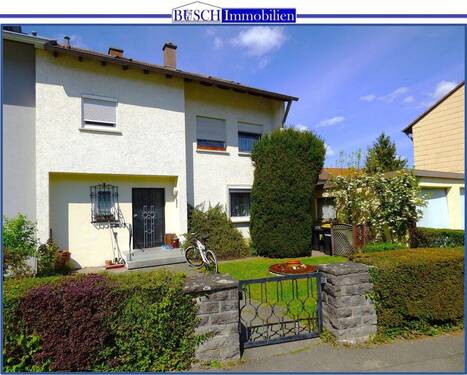 Hausansicht / Vorgarten - * Doppelhaushälfte mit großem Garten und Garage *