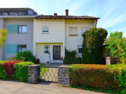 Hausansicht / Vorgarten - 4 Zimmer Doppelhaushälfte zum Kaufen in Weingarten