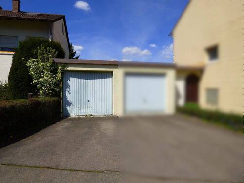 Garage mit Stellplatz - 