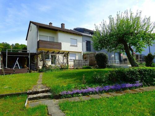 Großer, gepflegter Garten / Hausansicht - 