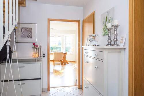 Heller Eingangsbereich - 4 Zimmer Doppelhaushälfte zum Kaufen in Falkensee