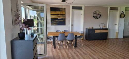 Wohnen und Essen - Esstisch - Moderne, wunderschöne Eigentumswohnung mit Gartenanteil, Einbauküche, Balkon und Wohlfühlbadezimmer