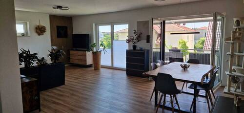 Wohnen und Essen - Esstisch und TV - 3 Zimmer Etagenwohnung zum Kaufen in Ursensollen