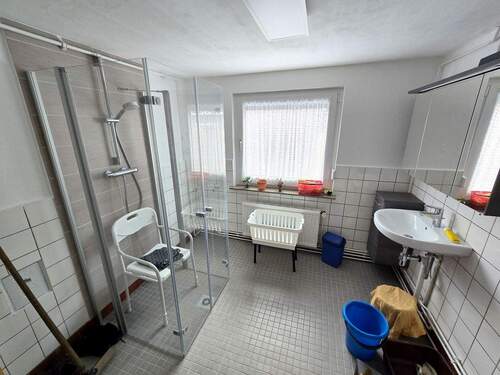 Bad mit grosser Dusche im HWR - 