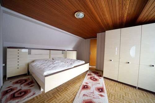 großes Schlafzimmer im Obergeschoss - 