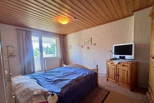Schlafzimmer mit Zugang zum Balkon - 