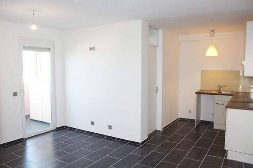 Wohnzimmer mit offener Küche.JPG - 3 Zimmer Etagenwohnung in Viernheim