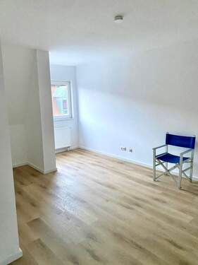 Wohnzimmer - Renovierte Dachgeschosswohnung in angesagter Lage (inkl. Küche)