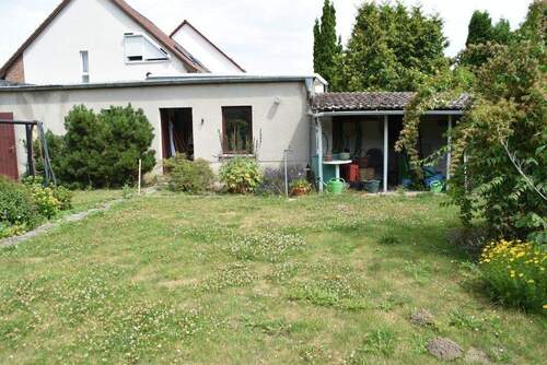 Wiese mit Garage, Schuppen und Schleppdach - 