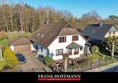V10918P Titelbild - Attraktives Einfamilienhaus mit großzügiger Wohnfläche in begehrter Waldrandlage in Quickborn