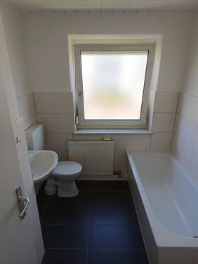 Tageslichtbad mit Badewanne - 
