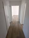 Flur mit Blick Richtung Wohnzimmer - 3 Zimmer Etagenwohnung in Wunsiedel