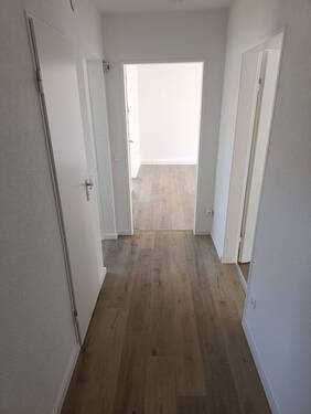 Flur mit Blick Richtung Wohnzimmer - 3 Zimmer Etagenwohnung in Wunsiedel