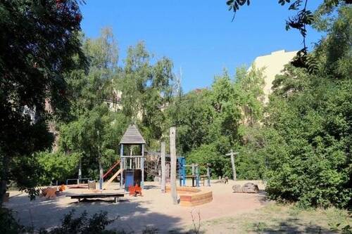 Spielplatz auf gegenüberliegender Straßenseite - Etagenwohnung mit 43,00 m² in Berlin zum Kaufen