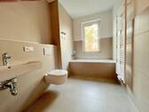 Geräumiges Bad mit Wanne und Dusche und Fenster - 