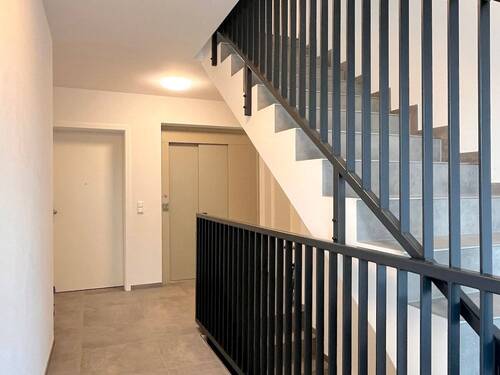 Treppenhaus mit Aufzug - 