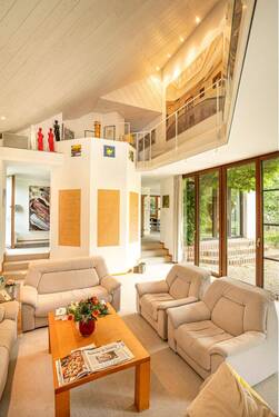 Der Wohnbereich im EG mit Galerie im 1. OG - 