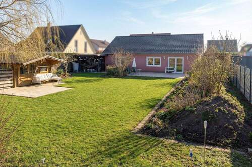 Grundstück mit Hausansicht - 