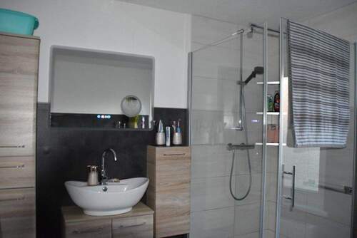 Duschbad mit Badmöbel - Doppelhaushälfte mit 100,00 m&sup2; in Brieskow-Finkenheerd zum Kaufen