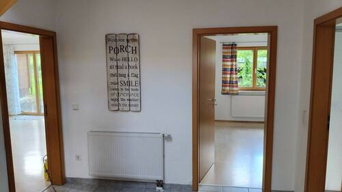 Flur mit Gang zu Zimmer 1 - 