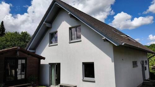 seitliche Ansicht mit Vorderseite - Familienfreundliches Einfamilienhaus mit großer Küche, Gartenhütte und Doppelcarport in Oelkassen