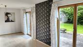 Wohnzimmer mit Blick zur Terrasse - 