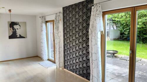 Wohnzimmer mit Blick zur Terrasse - 