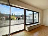 Wohnzimmer - Eigentumswohnung mit Balkon und Garage, zentrale Lage, Leerstand