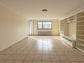 Wohnzimmer - Attraktive 2,5-Zimmer-Wohnung mit zwei Balkonen - sofort bezugsfrei