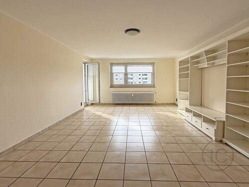 Wohnzimmer - Attraktive 2,5-Zimmer-Wohnung mit zwei Balkonen - sofort bezugsfrei