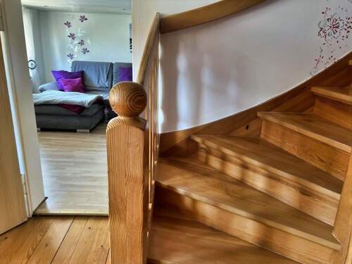 Flur und Treppenaufgnag zum Obergeschoss - 