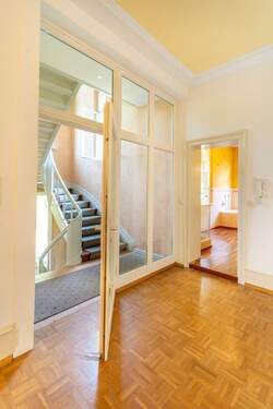 Eingangsbereich Hochparterre über das Treppenhaus - 