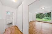 Flur mit Einbauschrank, Blick ins Wohn-/Schlafzimmer - Etagenwohnung mit 48,90 m&sup2; in Berlin / Lankwitz zum Kaufen