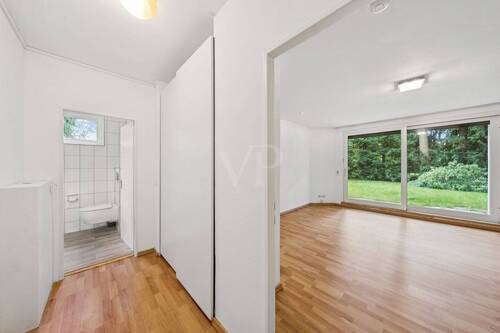 Flur mit Einbauschrank, Blick ins Wohn-/Schlafzimmer - Etagenwohnung mit 48,90 m&sup2; in Berlin / Lankwitz zum Kaufen