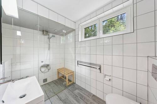 Bad mit Dusche und integrierter Dampfsauna - 