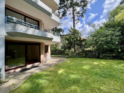 Blick vom Garten auf die Terrasse - 