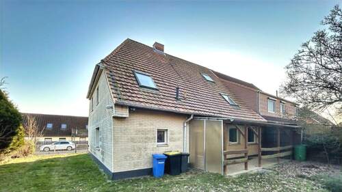 Hinteransicht mit Terrasse - 