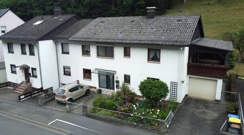 Außenbild - Familienfreundliches Einfamilienhaus mit separater Einliegerwohnung, Balkon und Garage