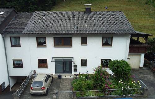 Außenbild vorne - 7 Zimmer Einfamilienhaus zum Kaufen in Dillenburg