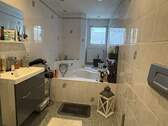 Badezimmer mit Eckbadewanne EG - 